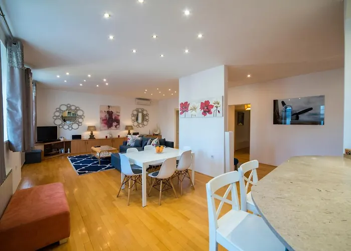 Octogon Apartment