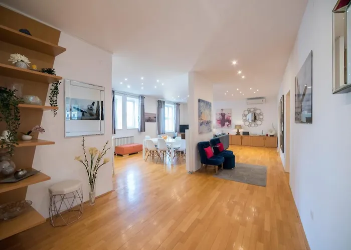 Octogon Apartment