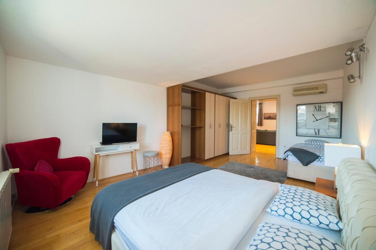 Octogon Apartment *